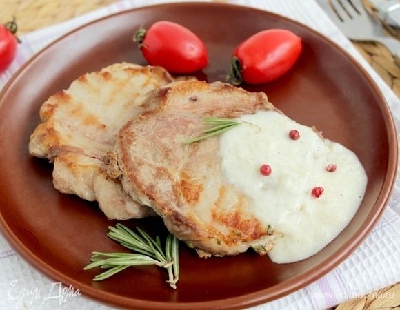 Достаньте мясо и полейте соусом.