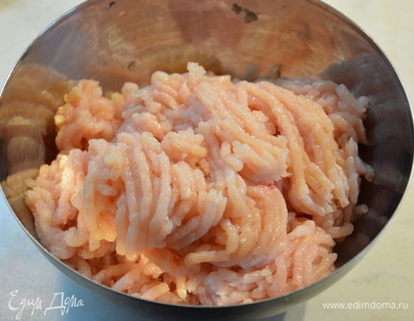 Мясо 2-х куриных грудок помыть, просушить, нарезать на куски и пропустить через мясорубку.