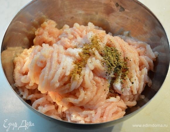 Добавить соль, перец (у меня смесь перцев), мускатный орех, перемешать.