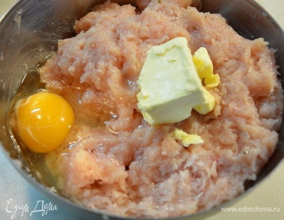 Добавить яйцо и размягченное сливочное масло. Хорошо перемешать.
