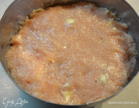 Накрыть пленкой и убрать в холодильник на то время, пока вы готовите начинку.