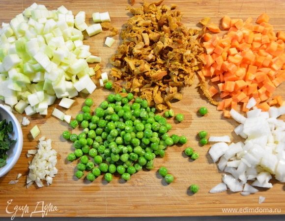 Лук нарезать квадратиками, морковь и кабачок кубиками, чеснок и лисички (у меня варено-мороженные) мелко порубить. 
