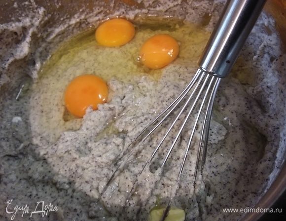 Теперь можно вмешать сметану и яйца. Ничего особенно взбивать не надо, только тщательно размешать. Начинка готова. 