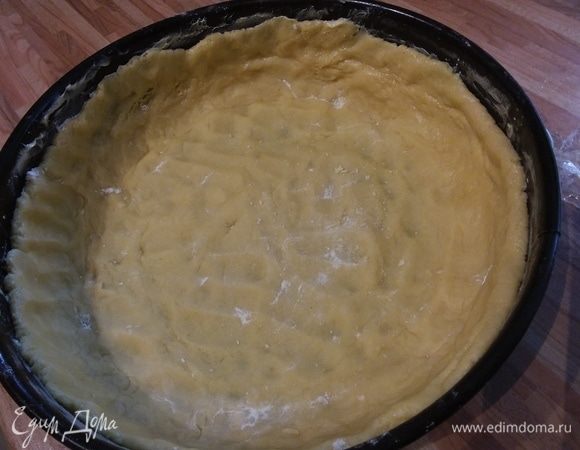 Разъемную форму (у меня 26 см в диаметре) смазать маслом и посыпать мукой или манкой. Распределить тесто, образовывая высокие бортики. Пирог получается высокий, поэтому бортики должны быть на 3/4 высоты формы. 