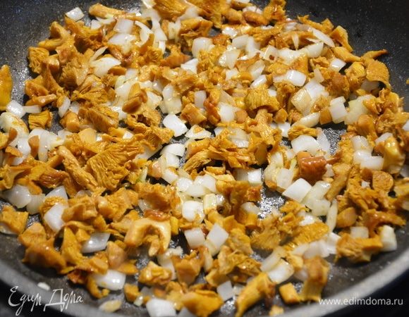 Лук обжарить на растительном масле, добавить лисички, жарить пару минут. Посолить.