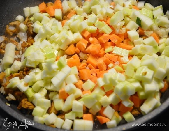 Добавить морковь, кабачки, чеснок, жарить еще минуты 2-3.