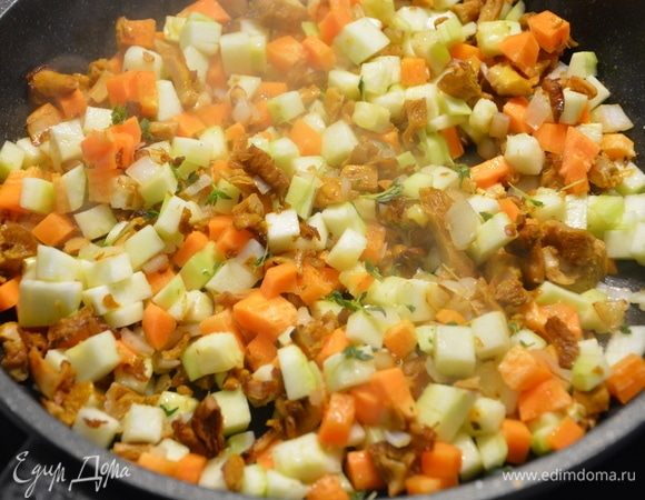 Добавить тимьян, посолить перемешать. 