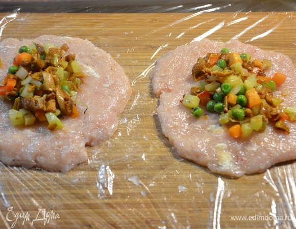 Выложить в центр начинку.