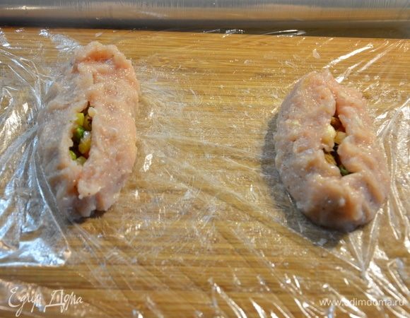 Сложить края, слепить котлетки, защипнуть.