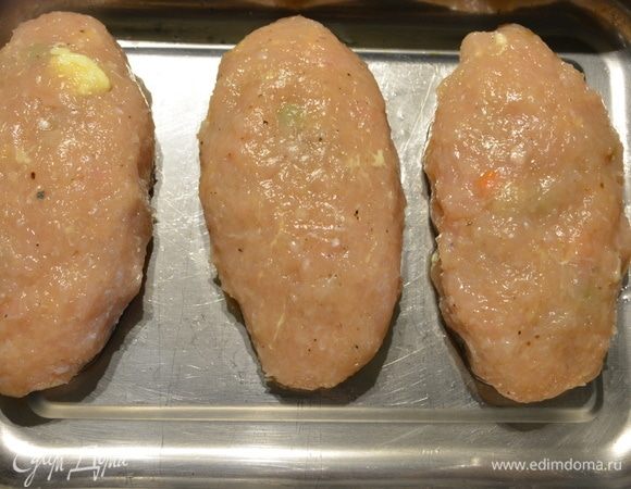 Смазать форму растительным маслом, выложить котлетки швом вниз. У меня вышло 5 больших и 4 маленьких котлеток.