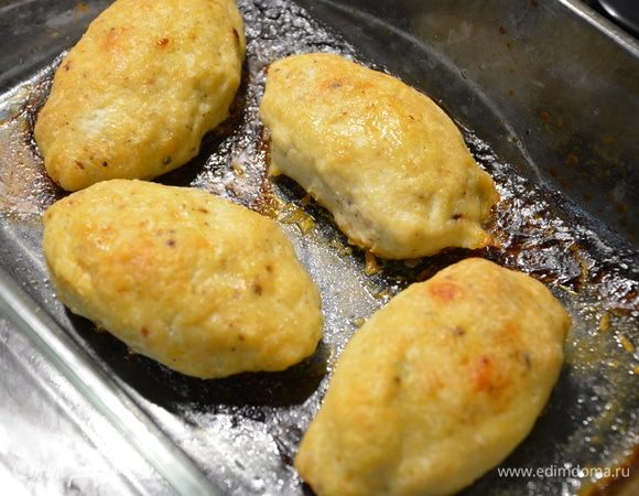 Выпекать при 200°С 30-40 минут. Котлетки можно предварительно обжарить с двух сторон, можно готовить на гриле.
Мои котлетки вышли немного суховаты: сперва казались очень сочными, хотела добавить румяного цвета и немного прибавила огонь до 220°С, а зря.