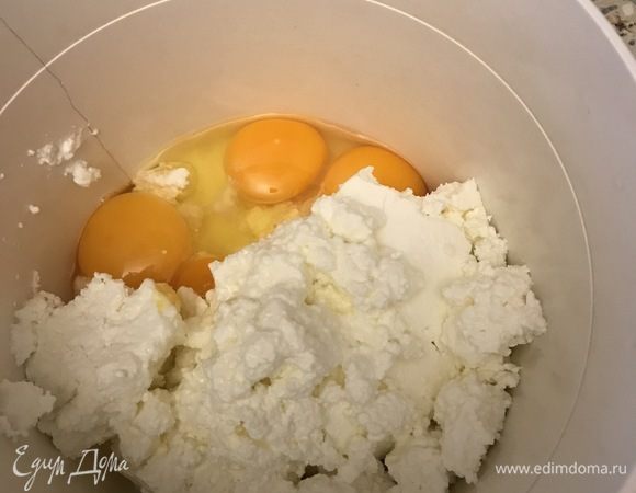 В миску кладем творог, яйца, крахмал, манную крупу, соль и сахар (кто любит послаще, можно увеличить количество сахара). Добавляя каждый ингредиент, все смешиваю миксером. В конце добавляю гашеную уксусом соду.