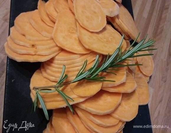 Батат очистить и тонко порезать кольцами. Батат берите не слишком крупный, среднего размера. 