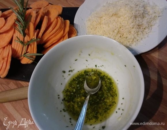 В миске смешайте оливковое масло, мелко рубленый розмарин, раздавленный зубчик чеснока. Пармезан натрите на терке. 