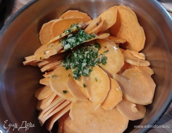 Соедините батат с маслом, тщательно перемешайте, добавьте пармезан (чуток оставьте на финальную посылку), посолите с учетом солености пармезана и поперчите. 