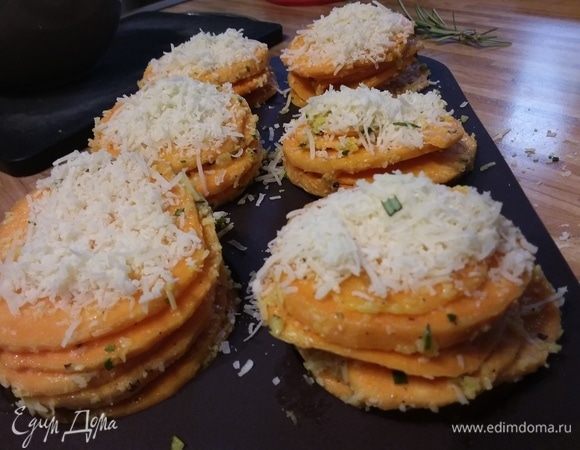 Выложите батат башенками в формочки для маффинов. Чем беспорядочнее, тем симпатичнее будет результат. У меня получилось 6 башенок из 2 бататов. Башенки должны быть намного выше самих формочек, т.к. при запекании уменьшаются в размере. 