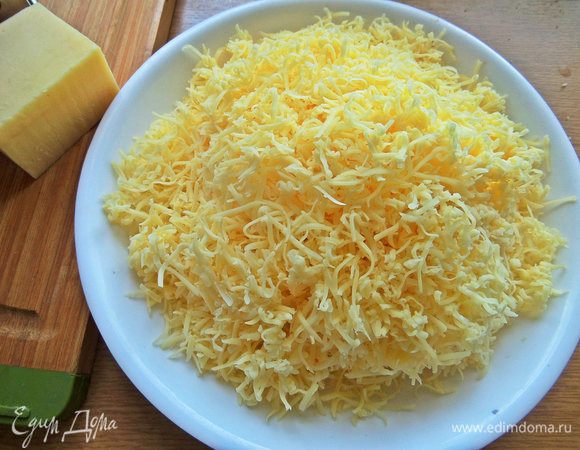 Натереть на мелкой терке. Я использовала Голландский, литовского производителя.