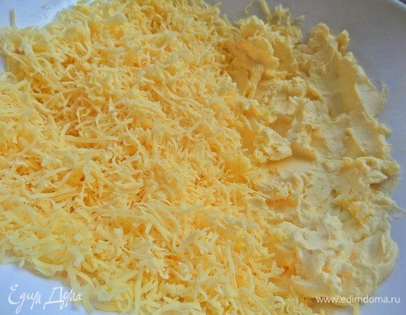 Смешать с мягким маслом.