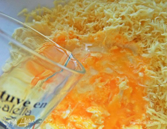 Влить стопку водки. Она потом не чувствуется, только немного в самом тесте, а может мне показалось.