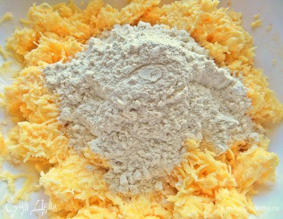 Всыпать просеянную муку. От себя добавила щепотку разрыхлителя.