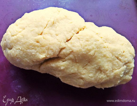 Тесто крутое, но эластичное.