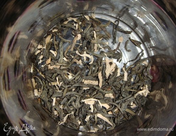 В заварной чайник всыпать зеленые чай.