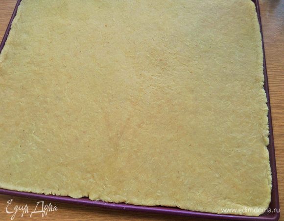 Раскатала его на силиконовом коврике с бортиками, получился прямоугольник размером 34 на 30 см.