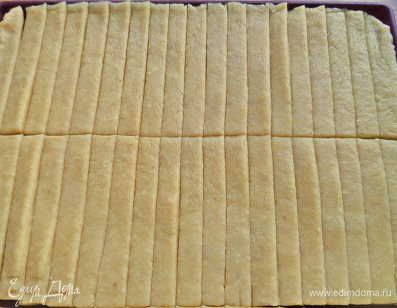 Нарезала ножом для пиццы.