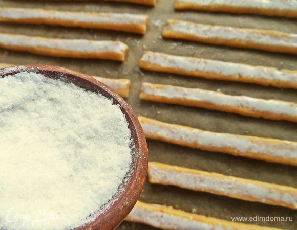 Посыпала слегка крупной солью.