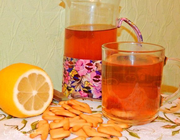 Влить лимонный сок (выжатый из лимона), добавить мед, размешать все до растворения меда. Подавать теплым или охлажденным. Приятного чаепития !