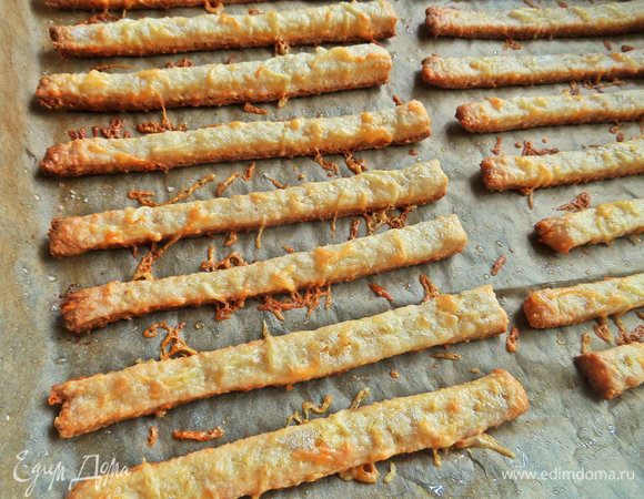 Палочки шкворчат, пузырятся в духовке, но потом успокаиваются и становятся тверже. Но горячие очень хрупкие. Стояли в духовке минут 12-13 при 180°С.