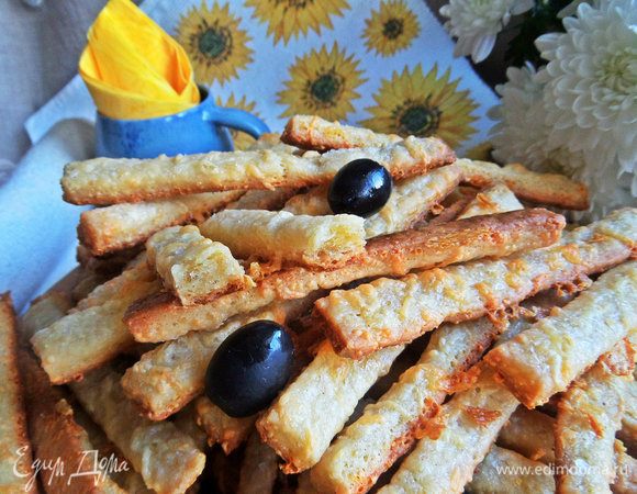 В разломе напоминают и слоеное и песочное тесто, только сырное.