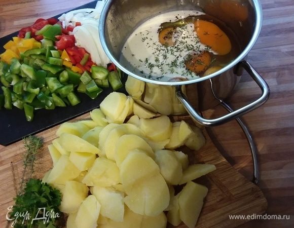 Подготовить все продукты: картофель отварить в мундире, остудить, снять шкурку, порезать крупными кусочками. Лук порезать полукольцами, чеснок порезать, перец также порезать средним кубиком. Яйца взболтать со сливками, посолить и поперчить.  Добавить листики тимьяна. 