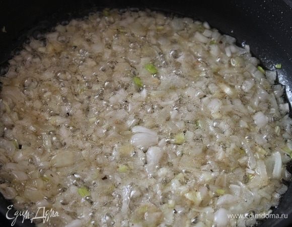 Шкварки достаньте и на вытопившемся жире поджарьте лук.