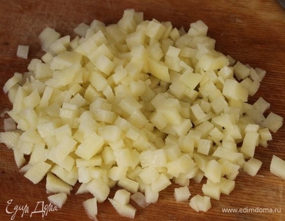 Многие терли картошку на терке, но мне больше нравилась бабушкина колбаска, она картошку нарезала мелкими кубиками и перемешивала с луковой кашицей. Тут вы можете сделать как вам больше нравится, я нарезала не меняя традиции.