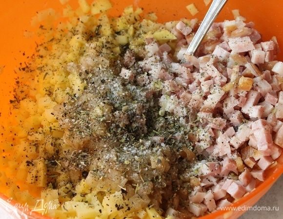 В нарезанный картофель положите шкварки, нарезанный бекон (это мое дополнение), обжаренный лук вместе с жиром. Посолите по вкусу, добавьте перец и специи. Можно добавить мелко нарезанный чеснок.