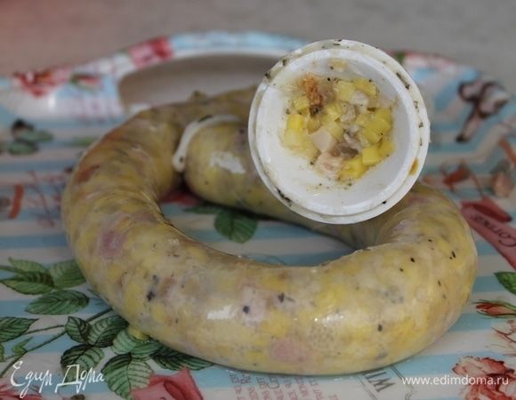 Картофельным фаршем, используя насадку для набивки колбасы или обрезанное горлышко пластиковой бутылки, наполните подготовленную череву.