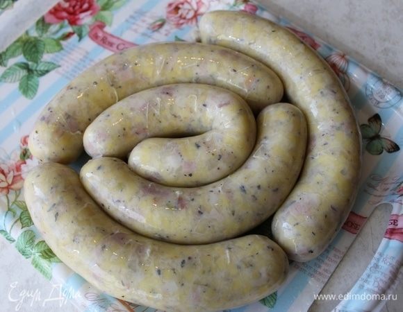 Плотно не стоит набивать череву, чтобы она разорвалась во время приготовления и перед приготовлением обязательно наколите ее иглой.