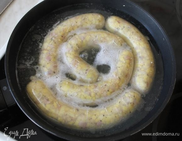 Чтобы колбаски быстрее готовились на костре и не потемнели, их отваривали в течении 10 минут, обсушивали и отдавали нам.