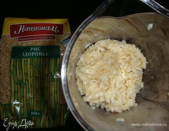 Рис здоровье ТМ «Националь» промыть в нескольких водах. Залить тремя стаканами горячей воды, немного подсолить и варить под закрытой крышкой в течении 40 минут. Слить оставшуюся воду и слегка остудить рис.