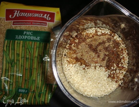 К рису добавить семена льна, кунжут, соевый соус и подсолнечное масло. Пробить блендером.