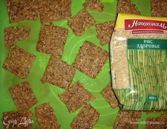 Противень с чипсами поставить в разогретую до 200°С духовку на 15 минут. Через 15 минут перевернуть чипсы и запекать еще 15 минут.