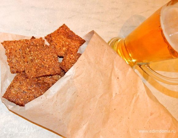 Готовые чипсы остудить и подавать к столу. Приятного аппетита !