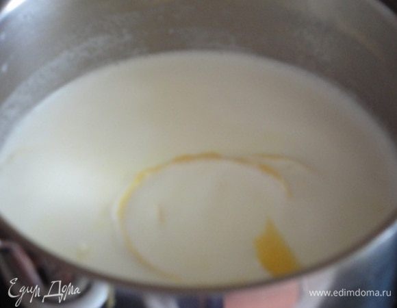 Рис варим в 500 мл молока с цедрой лимона, щепоткой соли и 1 ст. ложкой сахара при медленном кипении около 40 минут. Оставить в кастрюле еще на 30 минут пропариться.