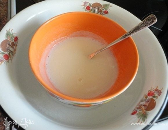 Сливки взбиваем с оставшейся столовой ложкой сахара и 1 ч. ложкой ванильного сахара. В разбухший желатин выливаем 50 мл молока и прогреваем на водяной бане до растворения.