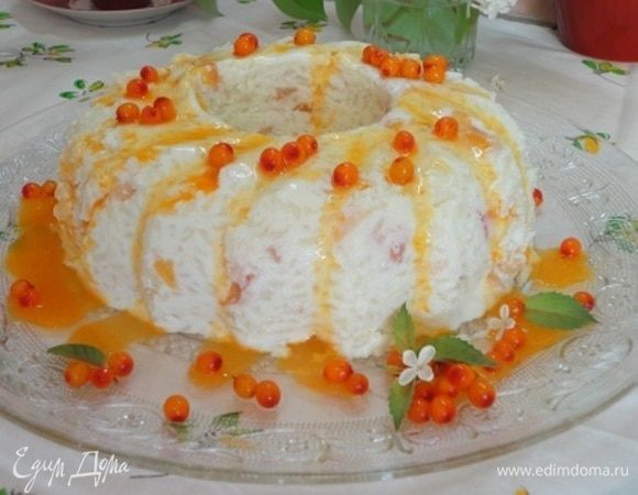 Очень нежный вкус и аромат. У меня сегодня оранжевое настроение, поэтому я полила пудинг облепиховым сиропом.