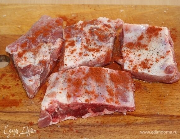 Ребра обмазать перцем, солью. паприкой.