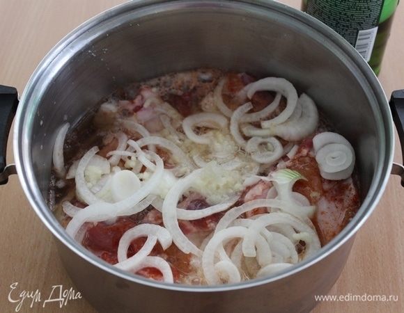 Затем залить смесью пива и меда, посолить, поперчить, добавить лук и чеснок. Оставить на 2-3 часа.