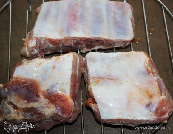 Выложить ребра на решетку и запекать  периодически переворачивая и поливая маринадом, 20-30 минут.