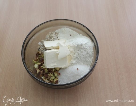 Перечисленные продукты руками смешайте до состояния крошки.